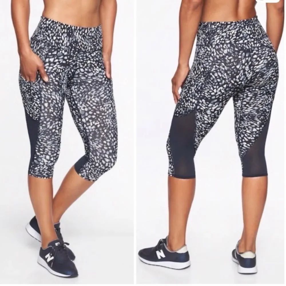 ATHLETA Spotty All In Crop Leggings size Small